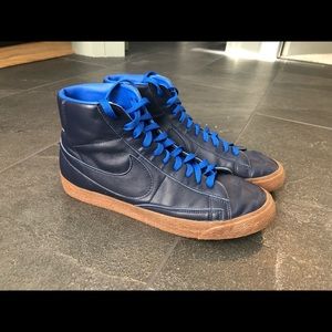 Men’s custom navy blue leather SB Nikes size 10.5. Gum colored soles.